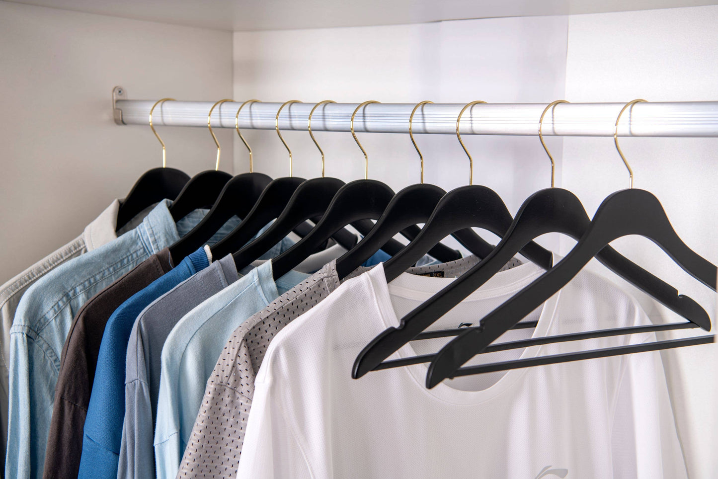 WS70 Ultra Slim Suit Hangers with Pant Bar Black/gold - 100