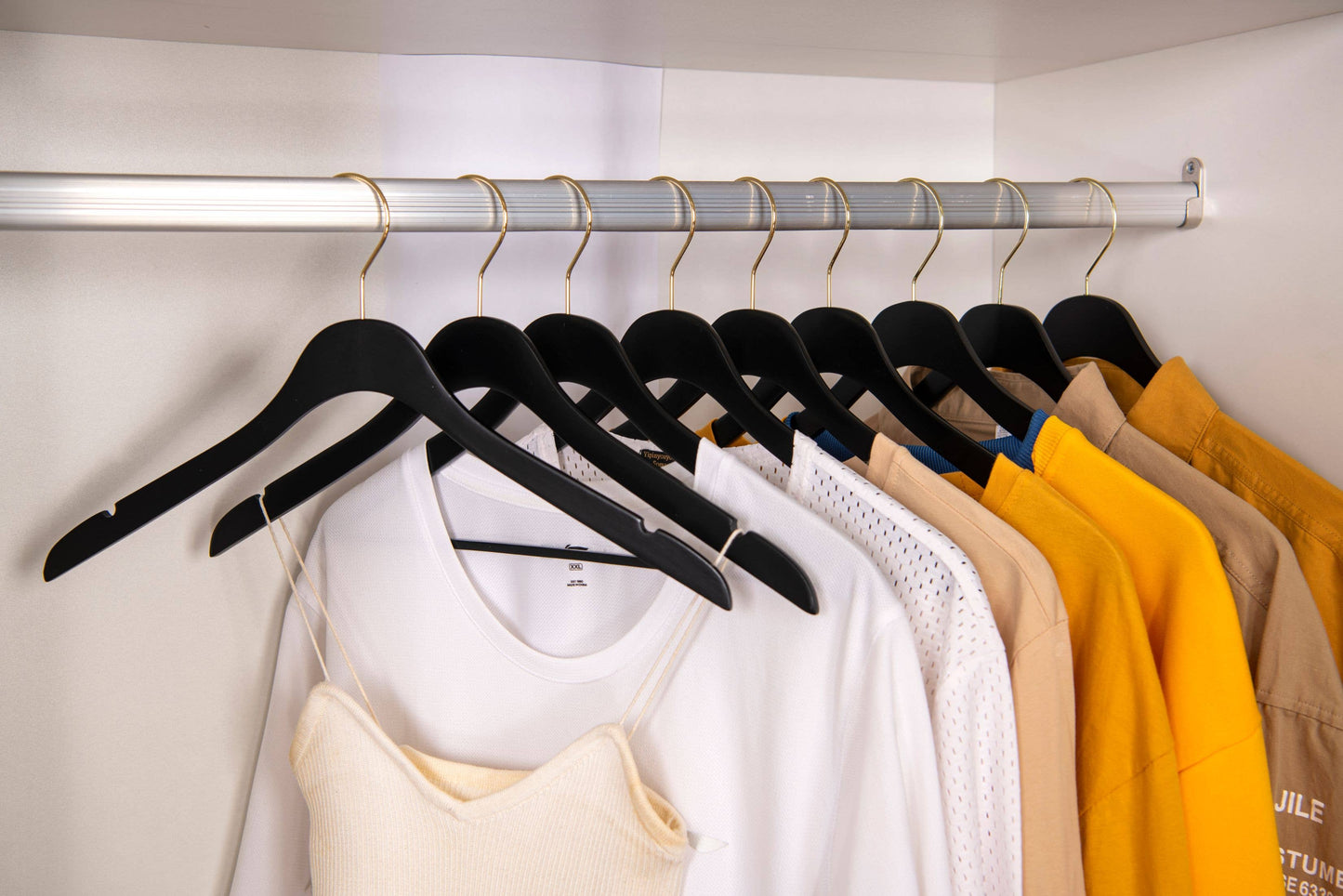 WS70 Ultra Slim Suit Hangers with Pant Bar Black/gold - 100