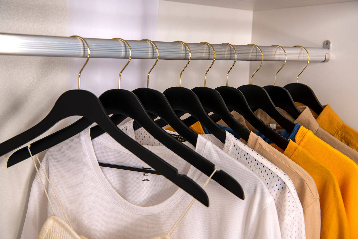 WS70 Ultra Slim Suit Hangers with Pant Bar Black/gold - 100