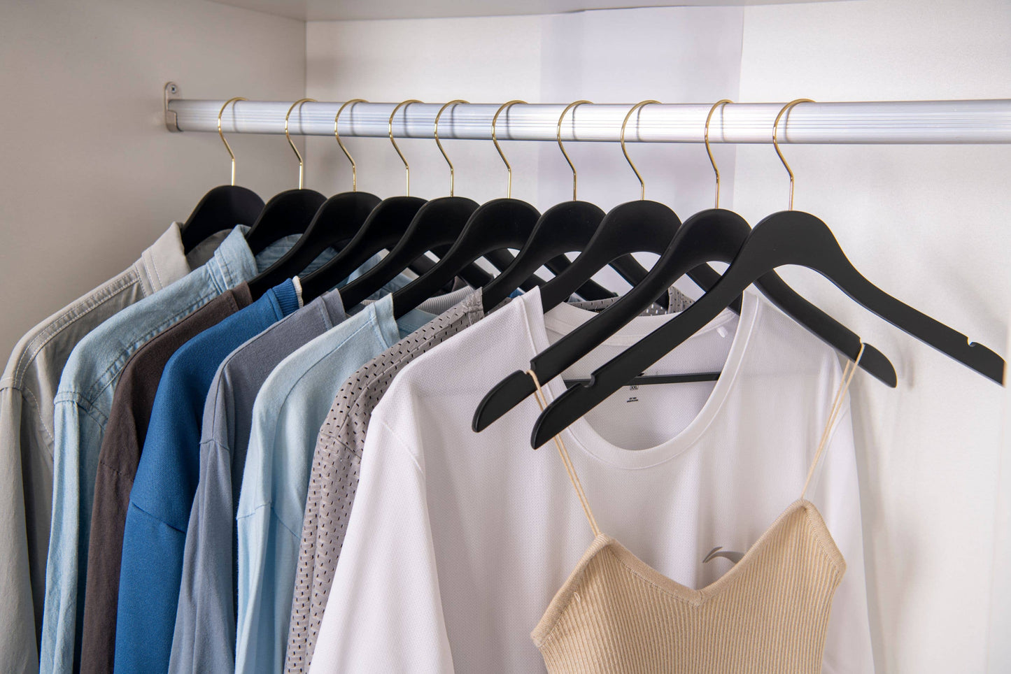 WS70 Ultra Slim Suit Hangers with Pant Bar Black/gold - 100
