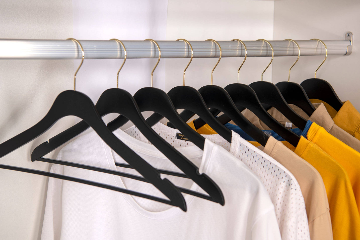 WS70 Ultra Slim Suit Hangers with Pant Bar Black/gold - 100