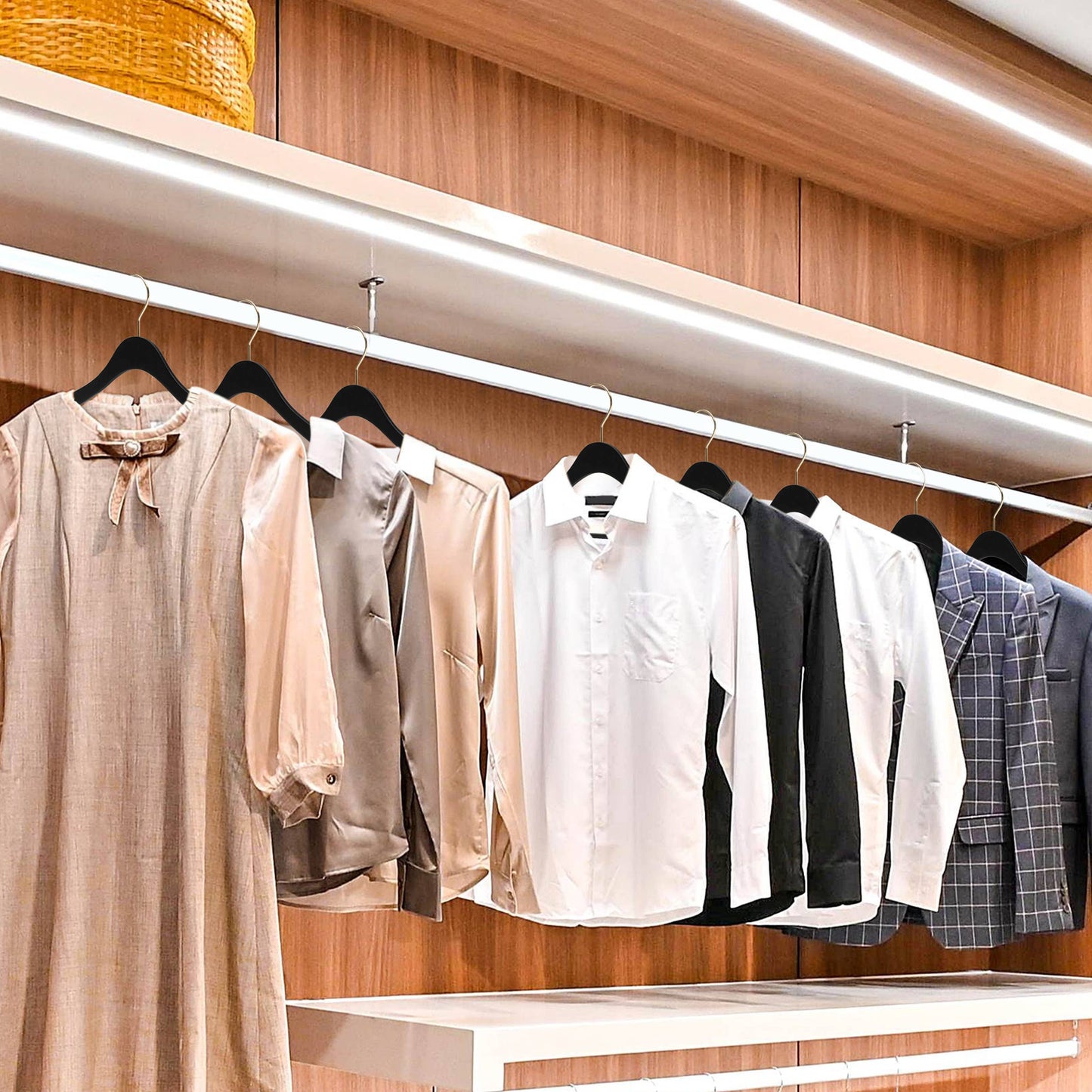 WS70 Ultra Slim Suit Hangers with Pant Bar Black/gold - 100